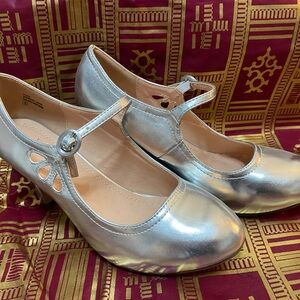 SOLD Silver Heels with retro vibe size 8 never worn great condition